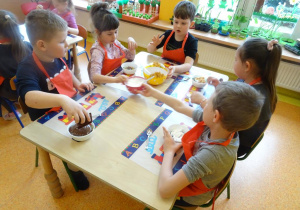 Dzieci przygotowują deser.